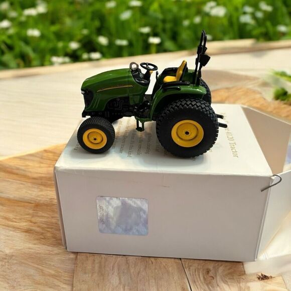 Hallmark 2012 Keepsake Ornament John Deere 4120 Tractor Pre-owned - Picture 4 of 4